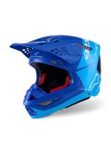 Alpinestars Supertech M10 Flood Helm, Motocross-Helm, Metallic-Blau und Mittelblau mit schwarzen Carbon-Akzenten, weiße Logos und M10-Branding, mehrere Belüftungsöffnungen und rote Innenpolsterung, entwickelt für professionelle Offroad-Performance.
