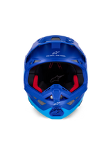 Alpinestars Supertech M10 Flood Helm ECE, Motocross-Helm, Metallic- und Mittelblau mit schwarzen Carbon-Akzenten, Vorderansicht mit Kinnbügel und Sichtfeld, weiße Alpinestars-Logos und Schriftzüge, rote Innenpolsterung, professioneller Offroad-Schutz