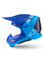Alpinestars Supertech M10 Flood Helm, Motocross-Helm, Metallic- und Mittelblau mit Black Carbon, Seitenansicht mit matten und glänzenden Oberflächen, weißes Alpinestars-Logo und Supertech M10 Branding, fortschrittlicher Kopfschutz für den Offroad-Rennsport