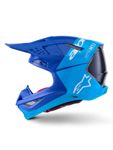 Alpinestars Supertech M10 Flood Helm, Motocross-Helm, Metallic- und Mittelblau mit Black Carbon, Seitenansicht mit matten und glänzenden Oberflächen, weißes Alpinestars-Logo und Supertech M10 Branding, fortschrittlicher Kopfschutz für den Offroad-Rennsport