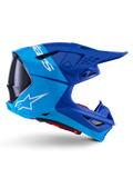 Alpinestars Supertech M10 Flood Helm, Motocross-Helm, Metallic-Blau und Mittelblau mit schwarzen Carbon-Akzenten, Seitenansicht, mit weißem Logo, aerodynamisches Design mit Belüftungsöffnungen, Details mit Carbonfaser-Textur, professioneller Schutz für den Offroad-Rennsport