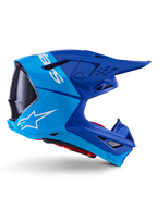 Alpinestars Supertech M10 Flood Helm, Motocross-Helm, Metallic-Blau und Mittelblau mit schwarzen Carbon-Akzenten, Seitenansicht, mit weißem Logo, aerodynamisches Design mit Belüftungsöffnungen, Details mit Carbonfaser-Textur, professioneller Schutz für den Offroad-Rennsport