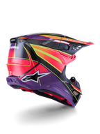 Alpinestars Supertech M10 Era Helm, Motocross-Helm, Pink, Violett und Gelb Fluo glänzend, Rückansicht in Dreiviertel-Perspektive zeigt die aerodynamische Karbonfaserschale, integrierte Belüftungsöffnungen und markantes grafisches Branding, Hochleistungs-Offroad-Rennausrüstung