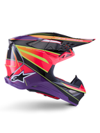 Alpinestars Supertech M10 Era Helm, Motocross-Helm, Pink, Violett und Gelb Fluo Glänzend, Seitenprofil-Ansicht, Multi-Composite-Carbonschale mit lebhaften geometrischen Mustern, integrierte Belüftungsöffnungen und weißes Alpinestars-Logo, entwickelt für erstklassige Offroad-Performance