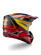 Alpinestars Supertech M10 Era Helm, Motocross-Helm, Goldgelb Rio-Rot Glänzend, Dreiviertelansicht von hinten mit Kohlefaserschale, roten und gelben Grafiken, blauen Akzenten, aerodynamisches Profil mit mehreren Belüftungsöffnungen und markantem Astar-Logo.