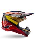 Alpinestars Supertech M10 Era Helm, Motocross-Rennhelm, Goldgelb und Rio Rot glänzend mit blauen und schwarzen Akzenten, aerodynamisches Design mit integriertem Visier, mehrere mit Mesh abgedeckte Belüftungsöffnungen und Carbon-Details, ECE 22.06 zertifiziert