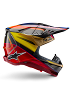 Alpinestars Supertech M10 Era Helm, Motocross-Rennhelm, Goldgelb und Rio Rot glänzend mit blauen und schwarzen Akzenten, aerodynamisches Design mit integriertem Visier, mehrere mit Mesh abgedeckte Belüftungsöffnungen und Carbon-Details, ECE 22.06 zertifiziert