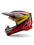 Alpinestars Supertech M10 Era Helm, Motocross-Helm, Goldgelb und Rio-Rot Glänzend, Seitenprofil mit Carbonfaser-Textur und markanten Grafiken, Alpinestars-Stern-Logo, aerodynamische Form mit mehreren Belüftungsöffnungen, professioneller Schutz für den Offroad-Rennsport