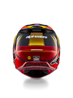 Alpinestars Supertech M10 Era Helm, Motocross-Helm, Gold-Gelb und Rio-Rot glänzend, Rückansicht mit weißem Alpinestars-Branding, MIPS-Logo und aerodynamischen Belüftungsöffnungen, Multi-Composite-Kohlefaser-Konstruktion mit blauen Akzenten