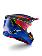 Alpinestars Supertech M10 Era Helm, Motocross-Helm, Blau, Rot und Gelb Fluo Glänzend, Rückseiten-Profilansicht mit Carbonfasergewebe-Details, markantem Alpinestars-Branding, integrierten Belüftungsöffnungen und Hochglanz-Finish für Offroad-Performance.