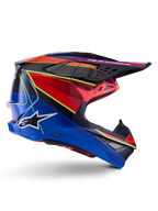 Alpinestars Supertech M10 Era Helm, Motocross-Helm, Blau, Rot und Gelb Fluo Glänzend, Seitenansicht mit Multi-Composite-Carbonschale, weißes Alpinestars-Logo, aerodynamisches Design mit mehreren Belüftungsöffnungen für den Offroad-Rennsport