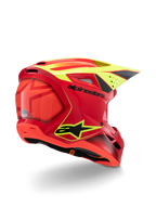 Alpinestars S-M3 Jugend-Fray Helm, Rot und Gelb Fluo Glänzend, Dreiviertel-Rückansicht, mit markanten schwarzen Logos und aerodynamischen Belüftungsöffnungen, gut sichtbarer Jugend-Motocross-Helm