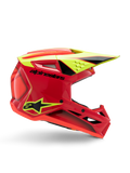 Alpinestars S-M3 Youth Fray Helm, Motocross-Helm, Rot, Gelb Fluo und Schwarz Glänzend, Seitenprofil mit aerodynamischem Design, integriertes Visier und markante Belüftungsöffnungen, schwarzes Branding auf roter Helmschale, optimiert für Offroad-Performance für Jugendliche