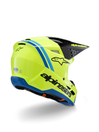 Alpinestars S-M3 Youth Radium Helm ECE 22.06, Motocross-Helm, Neongelb mit schwarzen und blauen Akzenten, Dreiviertelansicht von hinten zeigt schwarzes Visier mit gelbem Branding und blauer Randleiste