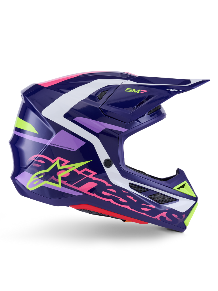 Alpinestars S-M7 Deed Helm, Motocross-Helm, Purple Pink Glossy, Seitenprofil-Ansicht, mit weißen und lindgrünen Grafikakzenten, SM7-Branding und markantem Alpinestars-Logo, aerodynamisches Verbundschalen-Design für den Offroad-Rennsport