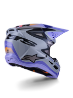 Alpinestars S-M3 Jettson Helm ECE 22.06, Motocross-Helm, Grau, Violett und Schwarz glänzend, Dreiviertelansicht von hinten zeigt die aerodynamische thermo-injizierte Schale mit Belüftungsöffnungen und markantem Grafikdesign
