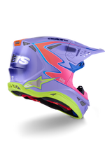 Alpinestars Supertech M10 Jett Lawrence R01 Helm, Motocross-Helm, Lila mit pinkfarbenen und fluoreszierend gelben Akzenten, auffälliges Grafikdesign mit Alpinestars-Branding, aerodynamische Schale mit Belüftungsöffnungen und schützendem Visier.