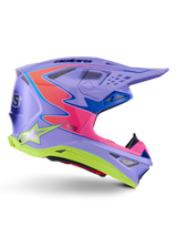 Alpinestars Supertech M10 Jett Lawrence R01 Helm, Motocross-Helm, Lila mit pinkfarbenen und fluoreszierend gelben Akzenten, Seitenprofil mit aerodynamischer Carbon-Schale, mehrere Belüftungsöffnungen und markantes Alpinestars-Branding für Offroad-Performance