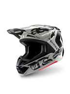 Alpinestars Limited Edition S-M7 Wolf Dust Helm, Motocross-Helm, Dune Black Glossy, hellgraue Schale mit schwarzem gotischen 'ASTARS'-Schriftzug und Stern-Logo, roter Akzent am unteren Rand, mit einem Hochleistungs-Visier und mehreren Belüftungsöffnungen, Dreiviertel-Frontansicht