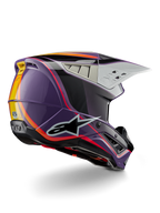 Alpinestars S-M5 Sail Helm ECE, Motocross-Helm, Violett Schwarz Silber Glänzend, mit orangefarbenen und gelben Streifenakzenten, großes schwarzes Stern-Logo, aerodynamisches Profil mit hinteren Belüftungsöffnungen, glänzendes Finish für den Offroad-Rennsport