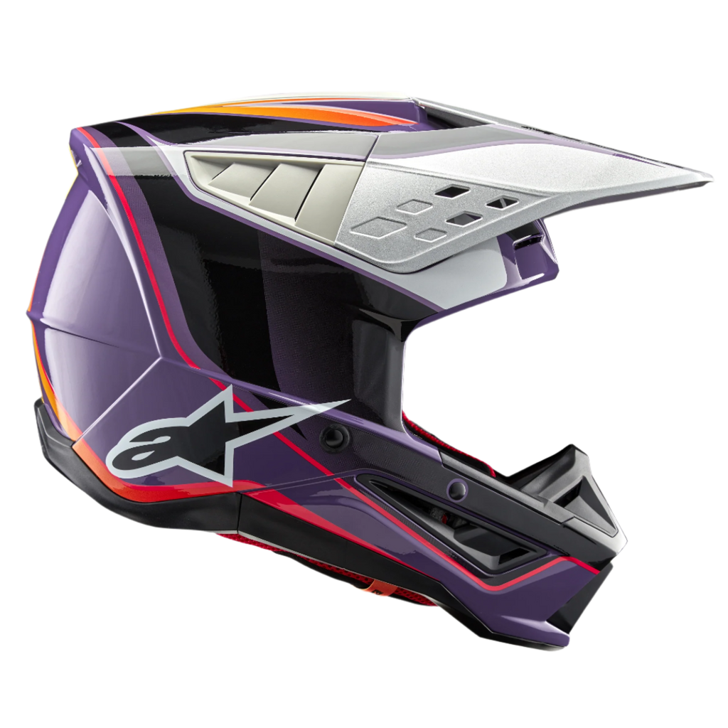 Alpinestars S-M5 Sail Helm ECE, Motocross-Helm, Lila, Schwarz und Silber glänzend, mit markanten orangefarbenen und roten Grafiken, silbernes belüftetes Visier, aerodynamische Schale mit weißem Stern-Logo, professioneller Offroad-Rennschutz