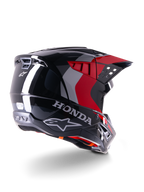 Alpinestars Honda S-M5 Helm ECE, Motocross-Helm, Schwarz Rot Glänzend, Rückansicht in Dreiviertel-Perspektive mit Honda-Branding und Alpinestars-Logos, glänzendes Finish mit roten und grauen Grafikakzenten, entwickelt für Offroad-Schutz