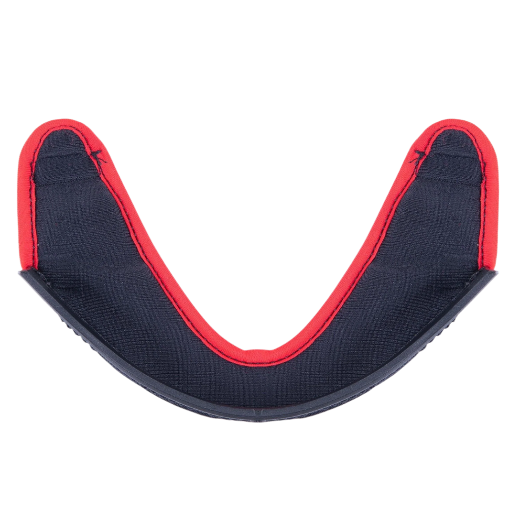 Alpinestars Supertech R10 Kinnvorhang, Helmzubehör, dunkelgraues Gewebe mit einem markanten rot bestickten Rand und einer gebogenen schwarzen Kunststoffkante, offizielles Ersatzteil für S-R10 Helme