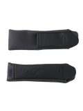 Alpinestars S R 7 Kinnriemenpolster, Motorradhelm-Zubehörteile, Schwarz und Grau, mit perforierten Paneelen und roten Kontrastnähten.