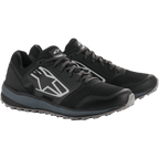 Alpinestars Meta Trail Schuhe, Performance-Laufschuhe, Schwarz und Dunkelgrau, großes weiß gestreiftes Astars-Logo an der Seite, Schnürdesign mit einer robusten grauen Sohle, entwickelt für ganztägigen Komfort im Paddock