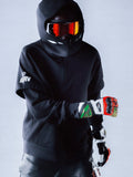 RSRV Vault Hoodie, Premium Streetwear Kapuzenpullover, Schwarz, Unisex, Motorsport-inspiriertes Design mit reflektierendem Logo, Person mit Helm und Handschuhen, urbaner Lifestyle-Look