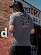Alpinestars Pop Helmet CSF Tee, Kurzarm-T-Shirt, Anthrazitgrau, Rückengrafik mit bunten M10-Helmen und pinkfarbenem „ALPINESTAR PROTECTS“-Schriftzug, lässige Motorsport-inspirierte Streetwear