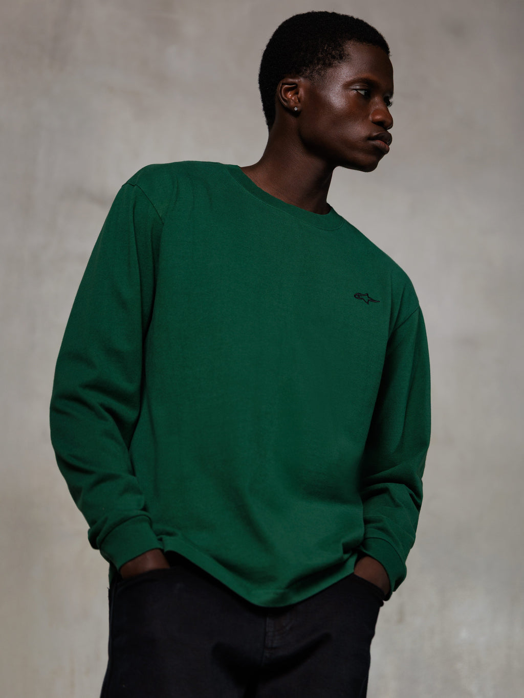 Alpinestars Essentials Ageless LS Tee, Langarmshirt, Pine Green, kleines schwarzes Logo auf der Brust, Rundhalsausschnitt, entspannte Passform, hochwertige Bio-Baumwolle, lässige Streetwear