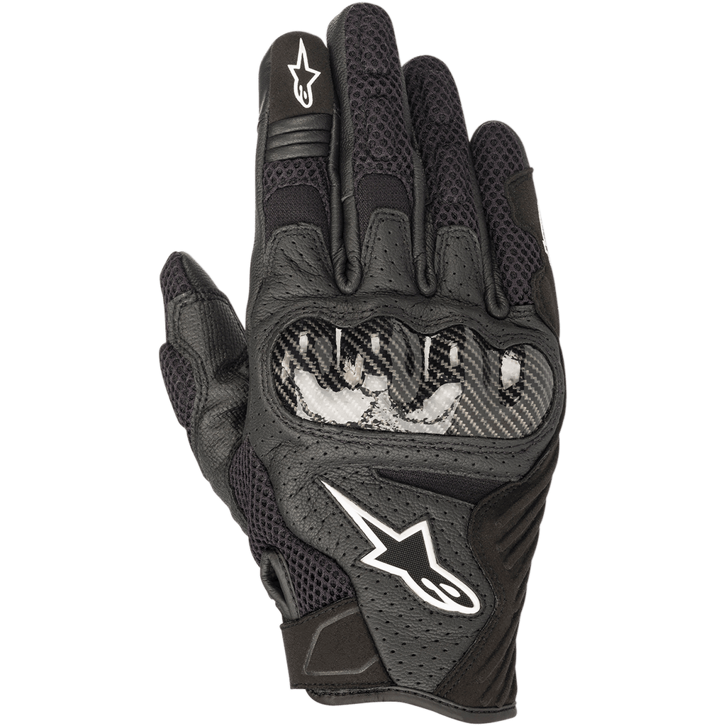 Alpinestars SMX-1 Air V2 Handschuhe, schwarze Motorradhandschuhe, Knöchelschutz im Carbon-Look, weißes Stern-Logo, Mesh-Einsätze und perforiertes Leder für Belüftung, kurzes Stulpendesign für den Einsatz auf der Straße und in der Stadt.