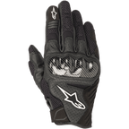 Alpinestars SMX-1 Air V2 Handschuhe, schwarze Motorradhandschuhe, Knöchelschutz im Carbon-Look, weißes Stern-Logo, Mesh-Einsätze und perforiertes Leder für Belüftung, kurzes Stulpendesign für den Einsatz auf der Straße und in der Stadt.