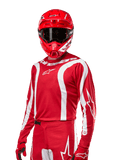 Alpinestars 2024 Fluid Lurv Trikot, Motocross-Renntrikot, Mars-Rot und Weiß, getragen mit passendem rotem Helm und Handschuhen, markantes sportliches Design mit weißen geschwungenen Streifen und Alpinestars-Branding