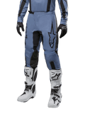 Alpinestars 2024 Fluid Lurv Hose, Motocross-Hose, Hellblau und Schwarz, getragen mit passendem Langarm-Trikot und weißen Motocross-Stiefeln, mit markantem schwarzen Stern-Logo auf dem Oberschenkel und verstärkten Knie-Innenpaneelen, Vorderansicht auf weißem Hintergrund