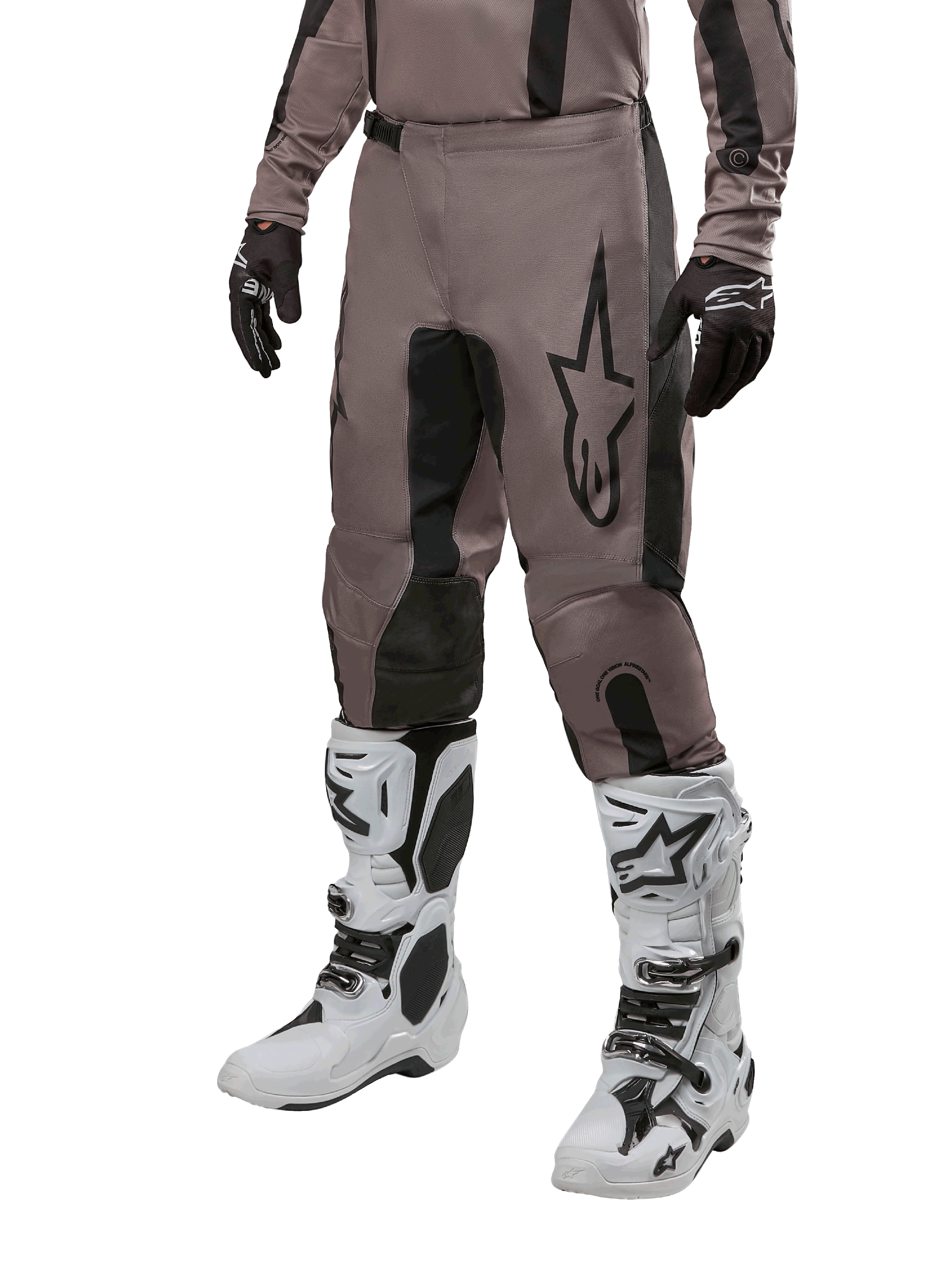 Alpinestars 2024 Fluid Lurv Hose, Motocross-Hose, Mud Black und Schwarz, mit Alpinestars-Logo, getragen mit schwarzen Handschuhen und weißen Motocross-Stiefeln, sportliches Design für Offroad-Rennsport