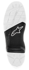 Alpinestars Tech 7 Enduro Sohle, Ersatz-Gummiaußensohle, Schwarz und Weiß, Unteransicht mit texturiertem Stollenprofil, weißes Astars-Logo auf schwarzem Mittelabschnitt und geprägtes Alpinestars-Branding, Ersatzteil für Offroad-Motorradstiefel