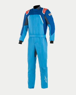 Alpinestars GP Pro Comp Bootcut Anzug FIA, professioneller Autorennanzug in Cobalt-Blau, Königsblau und Rot, mit dreilagiger Aramid-Konstruktion, Schulterklappen und Bootcut-Beindesign mit weißen Stern-Logos.