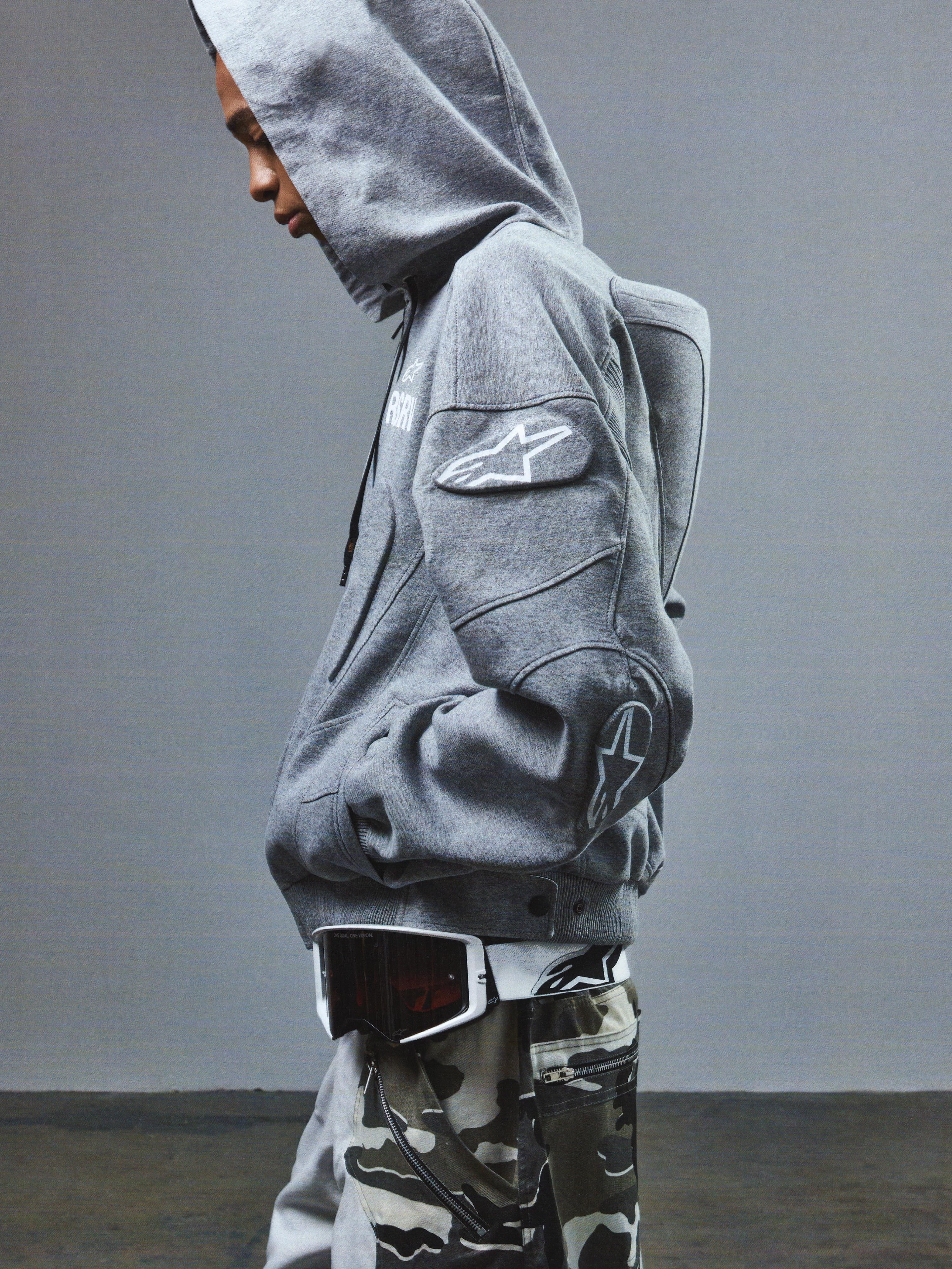 Alpinestars RSRV GP Hoodie, Grauer Kapuzenpullover, Herren, Sportlich-Lässige Streetwear, Stern-Logo am Ärmel, Mit Kapuze und Kordelzug, Kombiniert mit Tarnhose und Brille