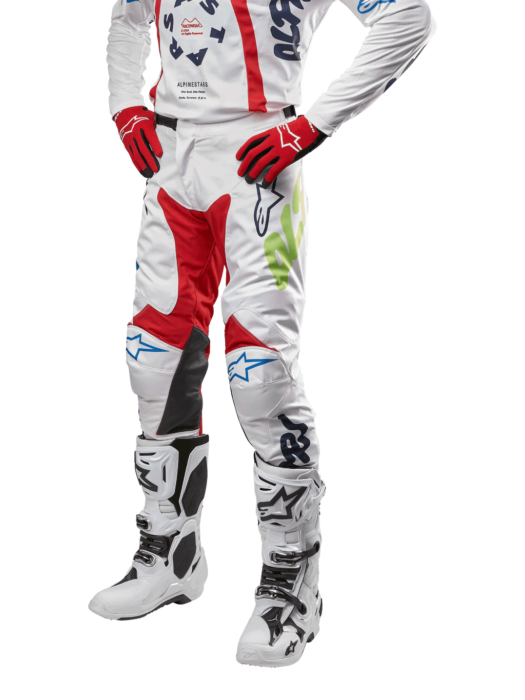 2024 Racer Hana Hose, Motocross-Hose, Weiß mit roten, blauen und limettengrünen Akzenten, schützendes Design mit Kniepaneelen aus Leder, getragen mit passendem Jersey, roten Handschuhen und weißen Stiefeln mit Schnallen, sportliches Motorsport-Outfit