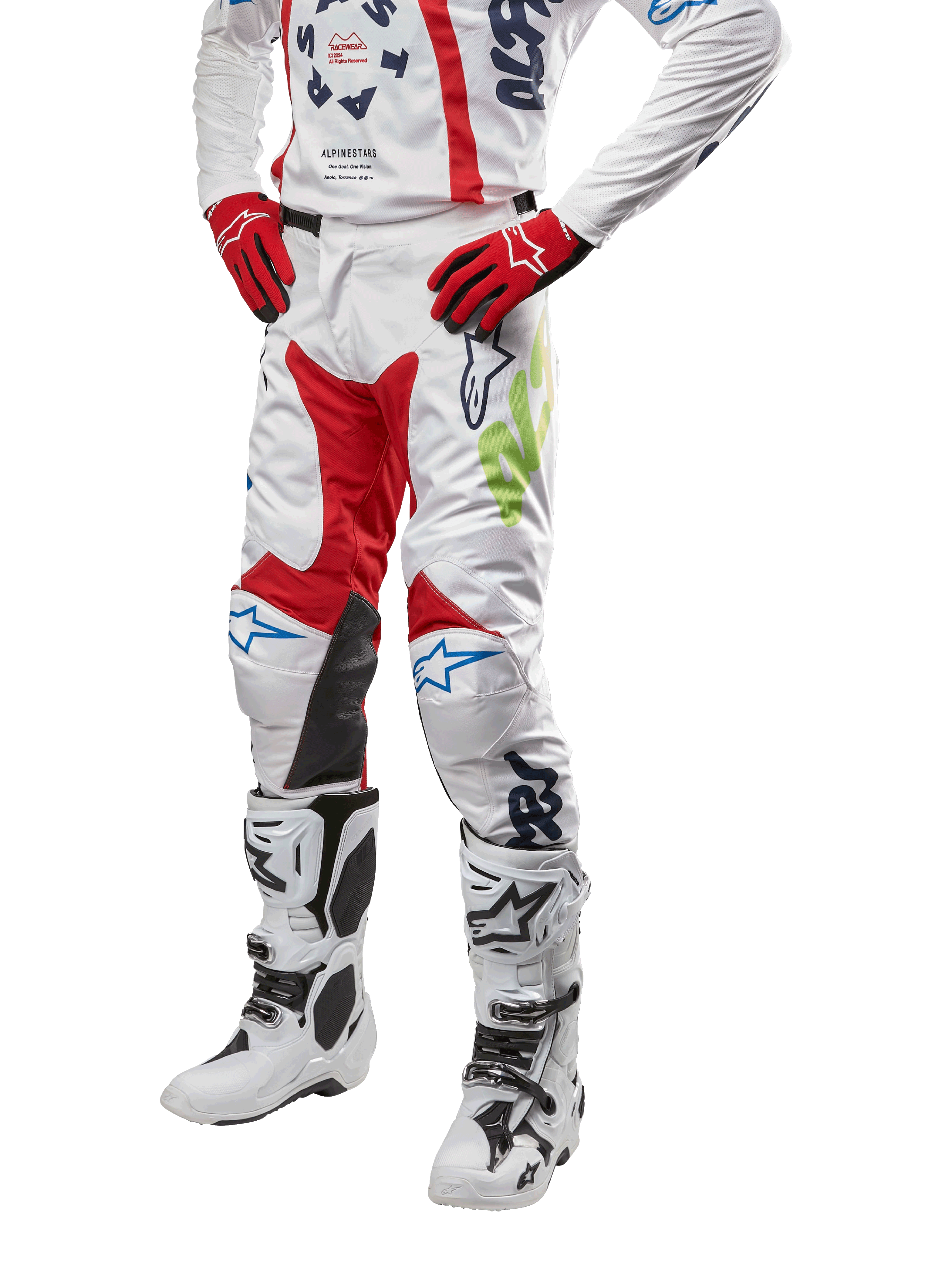 2024 Racer Hana Hose, Motocross-Hose, Weiß mit roten, blauen und limettengrünen Akzenten, schützendes Design mit Kniepaneelen aus Leder, getragen mit passendem Jersey, roten Handschuhen und weißen Stiefeln mit Schnallen, sportliches Motorsport-Outfit