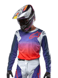 Alpinestars 2024 Racer Hoen Trikot, Motocross-Trikot, Farbverlauf von Lila zu leuchtendem Orange mit dunkelblauen Ärmeln, hellgraue Schultereinsätze, getragen mit passender Rennhose und Helm, komplette Offroad-Fahrausrüstung