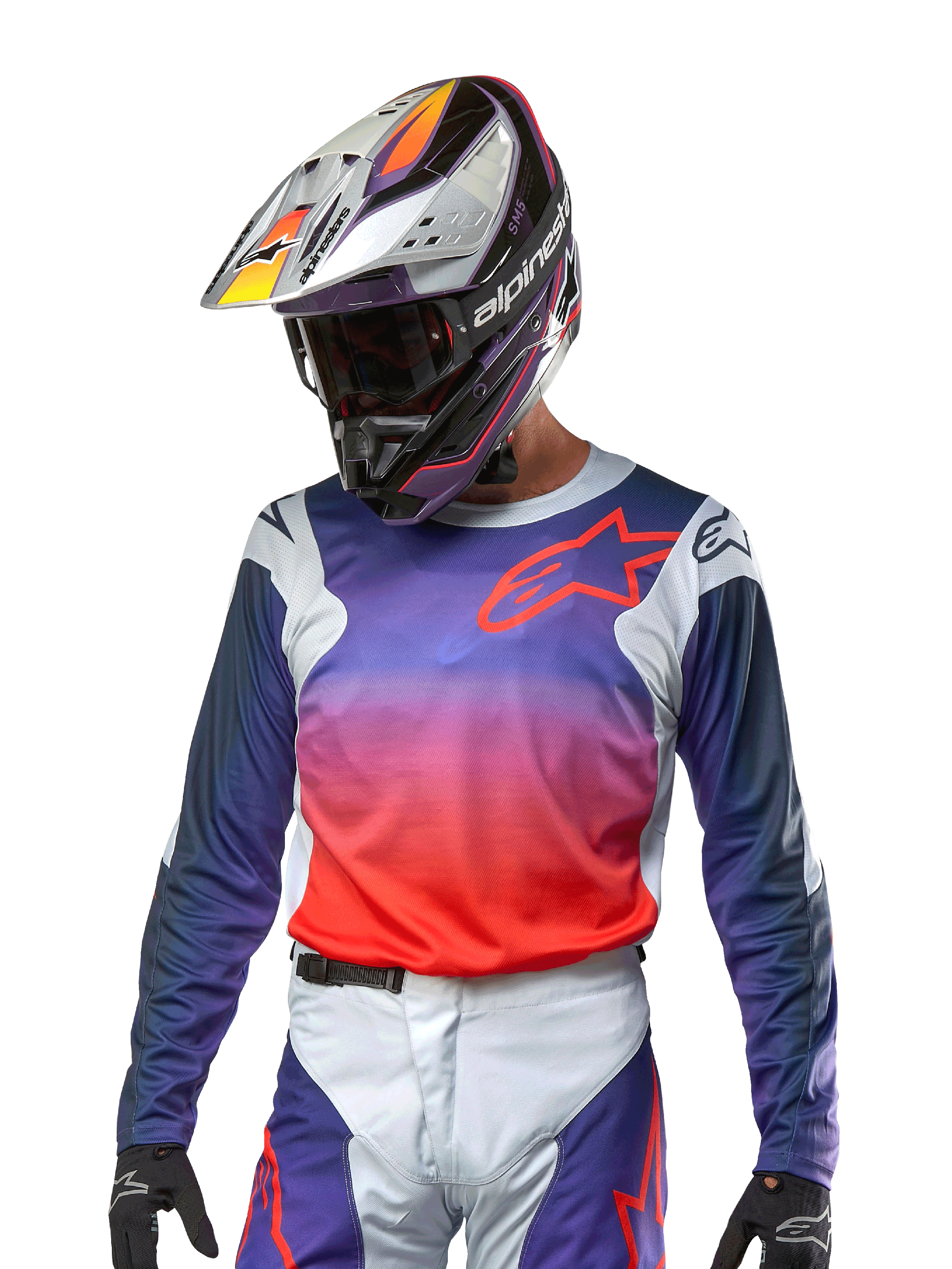 Alpinestars 2024 Racer Hoen Trikot, Motocross-Trikot, Farbverlauf von Lila zu leuchtendem Orange mit dunkelblauen Ärmeln, hellgraue Schultereinsätze, getragen mit passender Rennhose und Helm, komplette Offroad-Fahrausrüstung