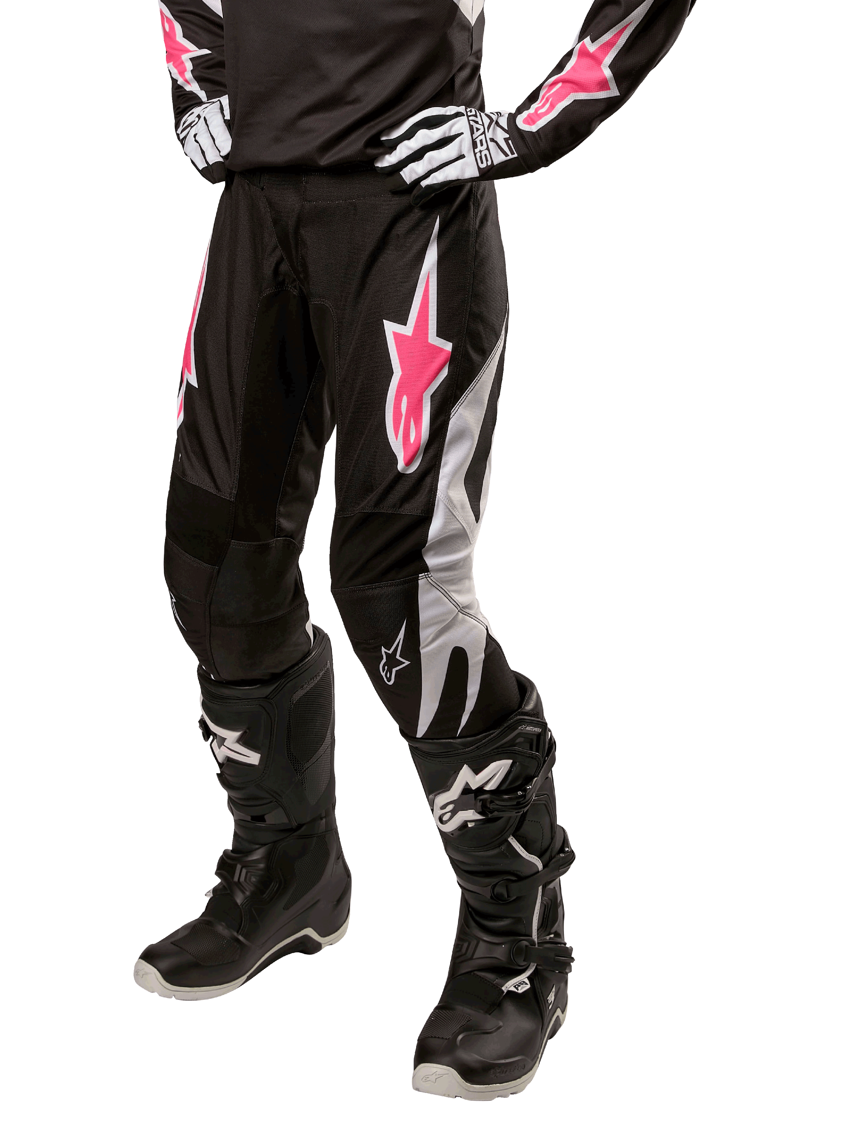 Alpinestars Stella Fluid Damen-Hose 2024, Motocross-Hose, Schwarz und Weiß mit pinken Akzenten, getragen mit passender Schutzausrüstung einschließlich Stiefeln und Handschuhen, strapazierfähiges, flexibles Material für den Offroad-Einsatz