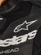 Nahaufnahme des Alpinestars Stella GP-R7 2-Teiler-Lederanzugs in Schwarz, mit perforierten Lederbahnen, einem großen weißen Alpinestars-Logo auf der Brust und atmungsaktiven Stretchgewebe-Abschnitten.