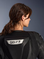 Alpinestars Stella GP-R7 2-Teiler Lederanzug, Schwarz, Nahaufnahme der Rückseite mit dem GP-R7-Logo auf dem aerodynamischen Höcker, Leder-Akkordeon-Stretcheinsätze an den Schultern, erstklassige Rennsport-Konstruktion für Damen