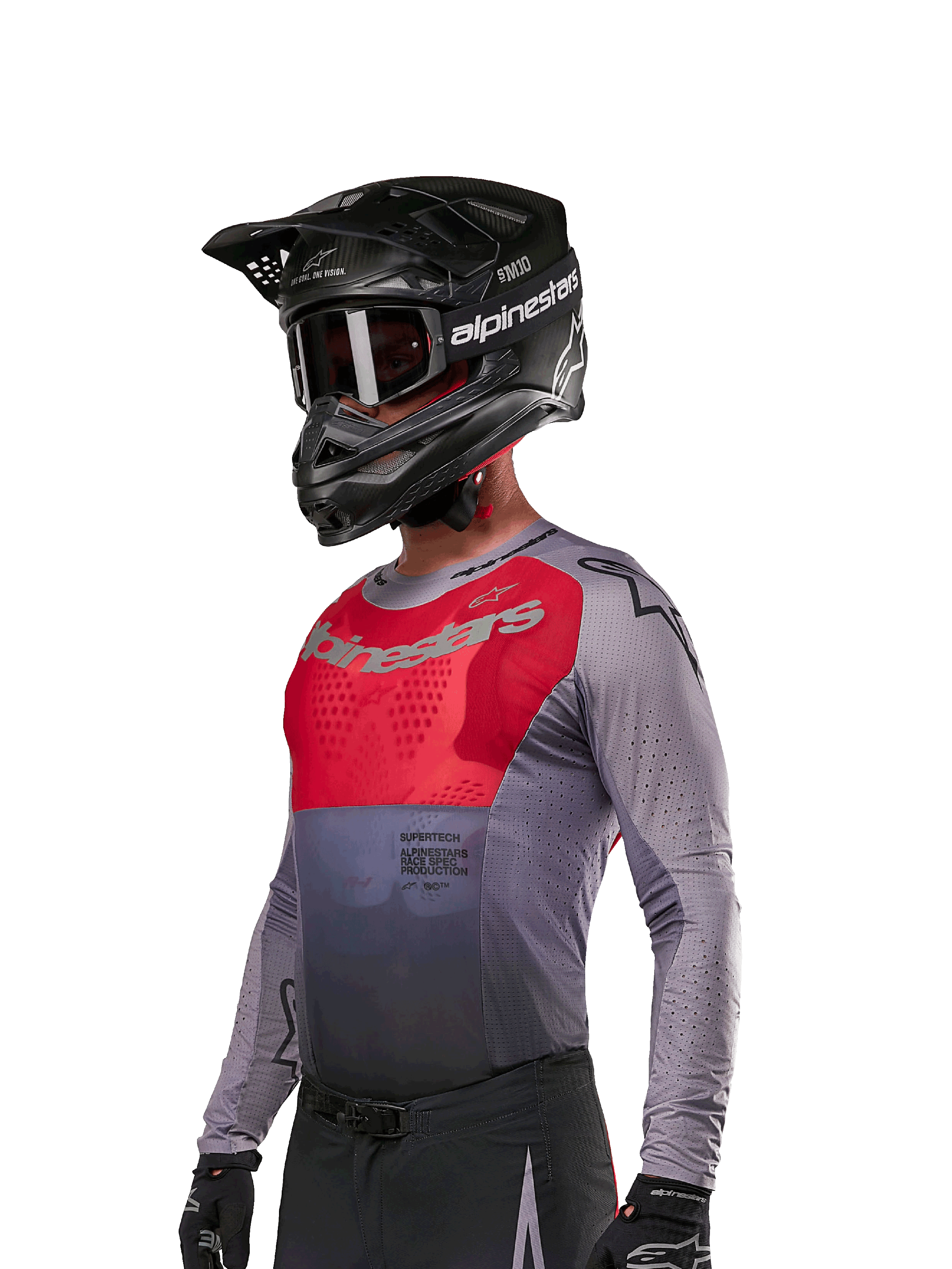 Alpinestars 2024 Supertech Dade Trikot, Motocross-Jersey, Iron Red Berry und Grau, langärmlig mit lasergeschnittenen Perforationen, getragen von einem Fahrer mit schwarzem Helm und Handschuhen, athletische Profi-Rennpassform