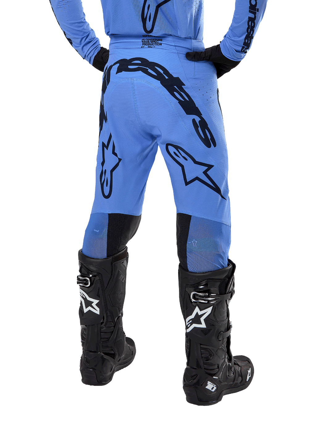 Alpinestars 2024 Supertech Dade Hose, Motocross-Hose, Hellblau, Rückansicht mit großem schwarzem Branding am Gesäß und den Beinen, kombiniert mit schwarzen Alpinestars Tech 10 Stiefeln, athletische Rennpassform für professionelle Offroad-Performance.