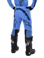 Alpinestars 2024 Supertech Dade Hose, Motocross-Hose, Hellblau, Rückansicht mit großem schwarzem Branding am Gesäß und den Beinen, kombiniert mit schwarzen Alpinestars Tech 10 Stiefeln, athletische Rennpassform für professionelle Offroad-Performance.